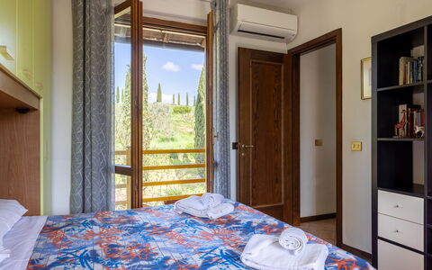 Civico108 Vacation Home, Pool, Castellina in Chian: Wohnung, Zuhause, Zimmer, Holzbeize, Hartholz, Bett, Balkon, Schlafzimmer, Hotel