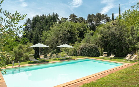 La Sorgente: Schwimmbad, Strauch, Resort, Garten, Eco Hotel, Landscaping, Schatten, Estate, Hazienda, Rasen