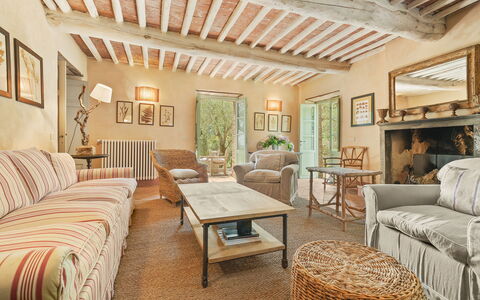 La Sorgente: Möbel, Wand, Holz, Couch, Interior Design, Wohnzimmer, Zuhause, Stuhl, Tabelle