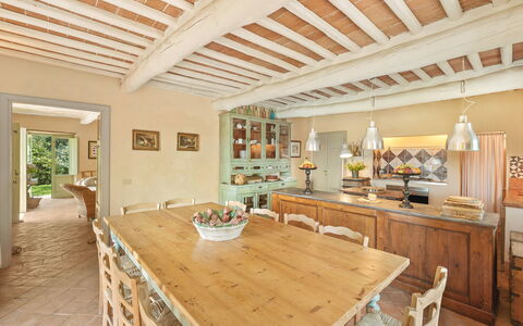 La Sorgente: Möbel, Interior Design, Wand, Flooring, Holz, Stuhl, Tabelle, Decke, Esszimmer, Küche & Esszimmer Tisch