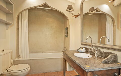 La Sorgente: Armatur, Wand, Interior Design, Flooring, Bad Sink, Badezimmer, Fussboden, Zapfhahn, Sinken, Decke