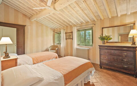 La Sorgente: Bett, Möbel, Bedding, Schlafzimmer, Interior Design, Bettdecke, Holz, Fussboden, Decke, Linens