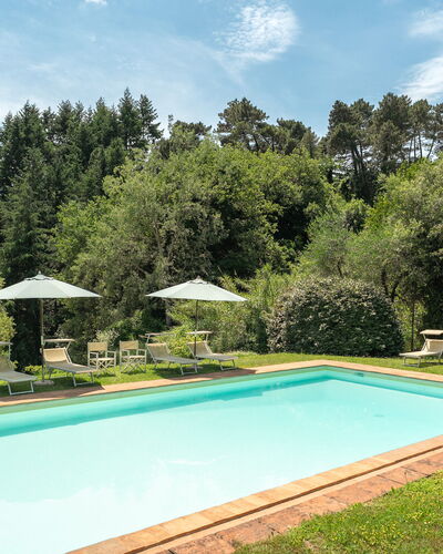 La Sorgente: Schwimmbad, Strauch, Resort, Garten, Eco Hotel, Landscaping, Schatten, Estate, Hazienda, Rasen