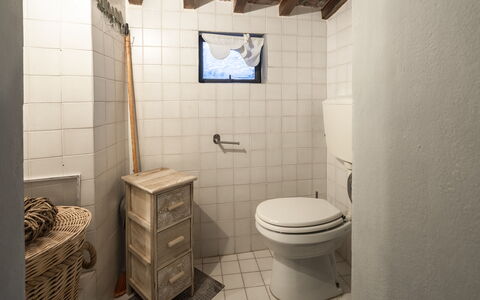 La Casa del Grillo Parlante: Toilleten Sitz, Wand, Armatur, Toilette, Badezimmer, Flooring, Fussboden, Interior Design, Installation, Fliese