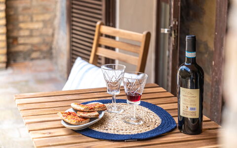 La Terrazza nel Borgo: Möbel, Geschirr, Tabelle, Drinkware, Servierware, Essen, Dishware, Teller, Stuhl, Tischdecke