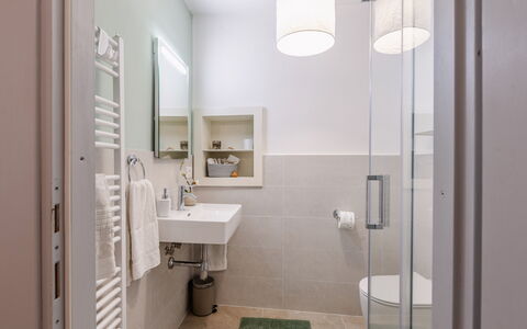 La Terrazza nel Borgo: Interior Design, Flooring, Fussboden, Badezimmer, Wand, Armatur, Holz, Decke, Möbel, Toilette