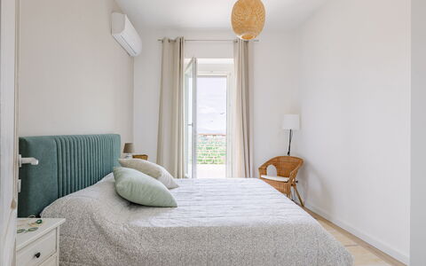 La Terrazza nel Borgo: Möbel, Bett, Interior Design, Schlafzimmer, Bedding, Wand, Bettdecke, Holz, Linens, Fussboden