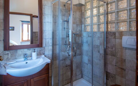 Casa dei Nonni: Flooring, Armatur, Interior Design, Badezimmer, Fussboden, Bad Sink, Sinken, Zimmer, Installation, Spiegel