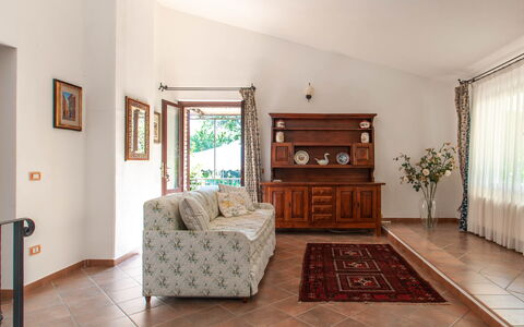 House in the Woods, Pool and Relax in Umbria: Möbel, Interior Design, Flooring, Fussboden, Couch, Holz, Zimmer, Decke, Wohnzimmer, Tabelle