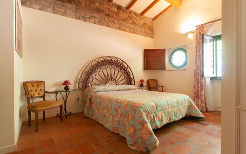 House in the Woods, Pool and Relax in Umbria: Wand, Möbel, Interior Design, Holz, Schlafzimmer, Bett, Decke, Flooring, Fussboden, Bedding
