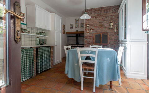 House in the Woods, Pool and Relax in Umbria: Möbel, Flooring, Interior Design, Holz, Küche, Fussboden, Decke, Countertop, Stuhl, Zimmer