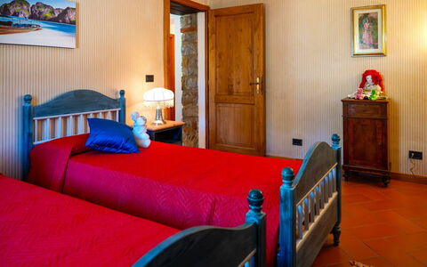 Villa la Guardiola: Möbel, Schlafzimmer, Bett, Interior Design, Holz, Bettdecke, Bedding, Textil, Zimmer, Flooring
