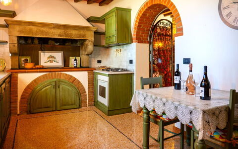 Villa la Guardiola: Interior Design, Wand, Möbel, Flooring, Decke, Beleuchtung, Fussboden, Zimmer, Küche, Holzbeize