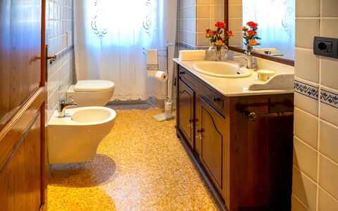 Villa la Guardiola: Badezimmer, Bad Sink, Armatur, Sinken, Flooring, Interior Design, Zapfhahn, Fussboden, Installation, Toilette