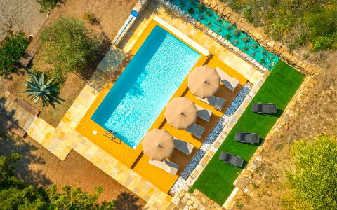 Villa la Guardiola: Schwimmbad, Resort, Gartenmöbel, Sonnenliege, Eco Hotel, Garten, Regenschirm, Schatten, Thermae, Landscaping