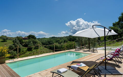 Villa i Fiori: Schwimmbad, Gartenmöbel, Resort, Sonnenliege, Eco Hotel, Ferienort, Regenschirm, Hotel, Deck, Villa