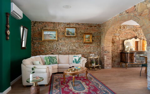 Villa i Fiori: Möbel, Interior Design, Wand, Flooring, Couch, Tabelle, Holz, Fussboden, Wohnzimmer, Zimmer