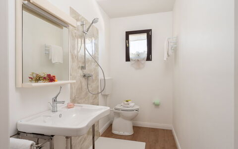 Villa i Fiori: Armatur, Badezimmer, Interior Design, Bad Sink, Sinken, Flooring, Fussboden, Toilette, Zapfhahn, Installation