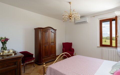 Villa i Fiori: Bett, Schlafzimmer, Möbel, Interior Design, Bettdecke, Bedding, Holz, Zimmer, Textil, Flooring