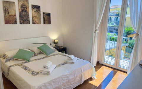 Casa Nanai - Levanto: Möbel, Fussboden, Flooring, Wohnung, Zimmer, Stuhl, Bett, Schlafzimmer, Hotel, Hartholz