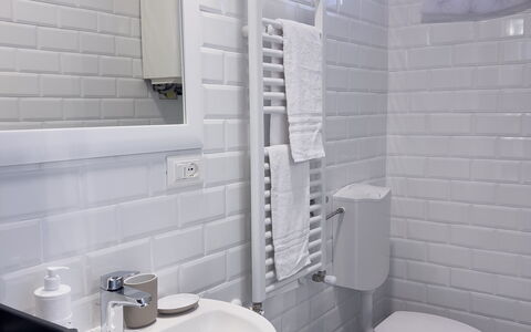 Casa Nanai - Levanto: Armatur, Badezimmer, Sinken, Bad Sink, Flooring, Toilleten Sitz, Toilette, Interior Design, Installation, Zapfhahn