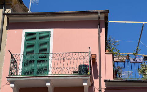 Casa Nanai - Levanto: Wand, Fassade, Rosa, Balkon, Eisen, Verbundwerkstoff, Metall, Farbe, Geländer