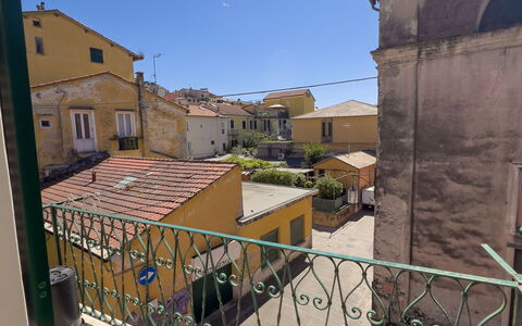 Casa Nanai - Levanto: Wand, Die Architektur, Wohngebiet, Balkon, Verbundwerkstoff, Wohnung, Tür, Eisen, Metall, Geländer