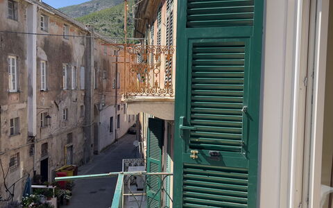 Casa Nanai - Levanto: Tür, Balkon, Blumentopf, Gasse, Beton, Schatten, Zimmerpflanze, Home Door