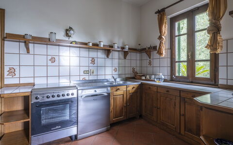 Villa Golly: Küche, Holz, Interior Design, Flooring, Decke, Countertop, Zimmer, Cabinetry, Küchengerät, Holzbeize