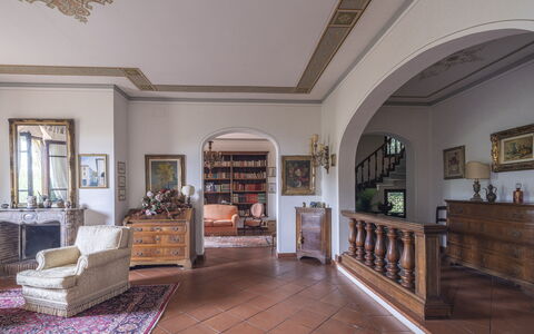 Villa Golly: Möbel, Interior Design, Flooring, Fussboden, Decke, Zimmer, Stuhl, Wohnzimmer, Formen, Bilderrahmen