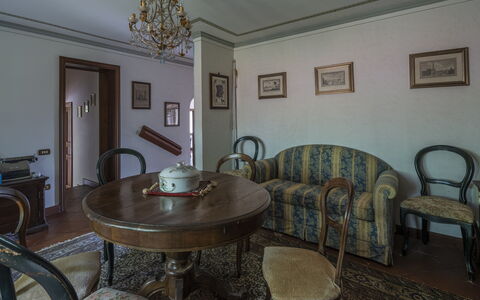 Villa Golly: Möbel, Interior Design, Flooring, Zimmer, Bilderrahmen, Fussboden, Beleuchtung, Decke, Tabelle, Stuhl