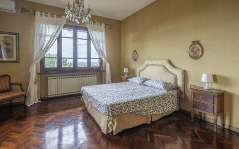 Villa Golly: Möbel, Bett, Interior Design, Schlafzimmer, Wand, Flooring, Fussboden, Bettdecke, Bedding, Zimmer