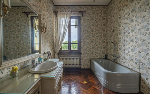 Villa Golly: Flooring, Interior Design, Armatur, Fussboden, Badezimmer, Zapfhahn, Installation, Fliese, Badewanne, Decke