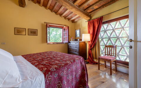 Villa Santa Barbara, Pool and Relax, Siena Country: Wand, Möbel, Holz, Zuhause, Interior Design, Linens, Zimmer, Bett, Schlafzimmer, Bettdecke