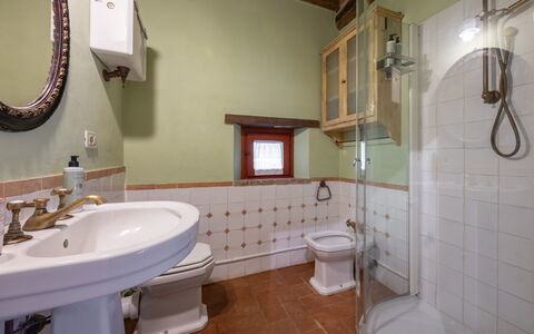 Villa Santa Barbara, Pool and Relax, Siena Country: Interior Design, Armatur, Badezimmer, Bad Sink, Flooring, Decke, Sinken, Fussboden, Zapfhahn, Installation