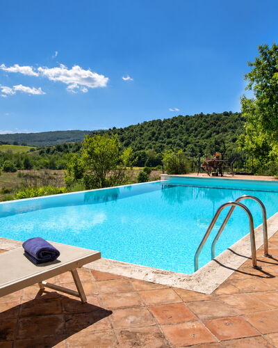 Villa Santa Barbara, Pool and Relax, Siena Country: Schwimmbad, Blau, Resort, Sommer, Gartenmöbel, Thermae, Eco Hotel, Sonnenliege, Hazienda, Freizeit