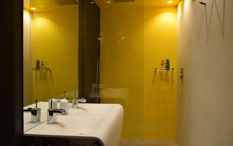 Villetta Farfallina: Zimmer, Badezimmer, Gelb, Eigentum, Interior Design, Gebäude, Die Architektur, Armatur, Haus, Toilette