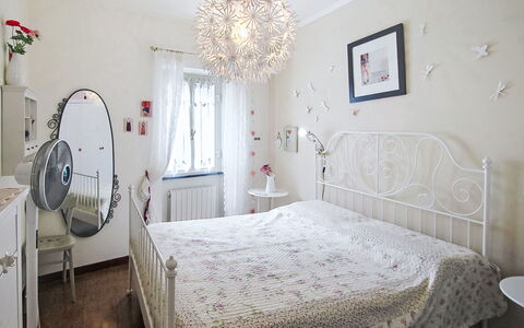 La Casa Azzurra: Möbel, Bett, Interior Design, Schlafzimmer, Bedding, Bettdecke, Light Fixture, Decke, Zimmer, Linens