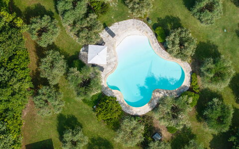 Podere Il Pozzangone, Lucignano: Blau, Schwimmbad, Schatten, Resort, Landscaping, Thermae, Eco Hotel, Hinterhof, Teich, Villa