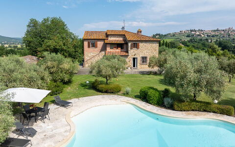 Podere Il Pozzangone, Lucignano: Schwimmbad, Hütte, Bauernhaus, Rasen, Garten, Estate, Landscaping, Villa, Garten
