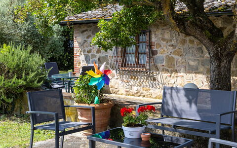 Podere Il Pozzangone, Lucignano: Möbel, Gartenmöbel, Stuhl, Garten, Blumentopf, Tisch Im Freien, Bank, Schatten, Hinterhof