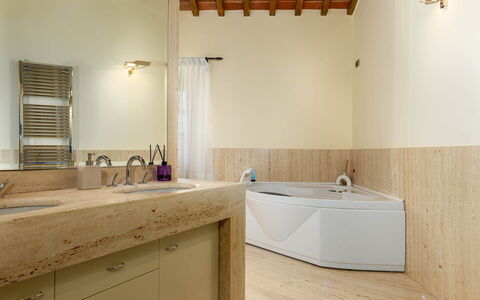Podere Il Pozzangone, Lucignano: Flooring, Armatur, Wand, Interior Design, Fussboden, Badezimmer, Holz, Badewanne, Sinken, Zapfhahn