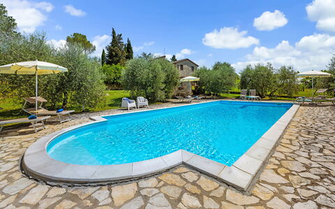 San Sano Retreat, Chianti Vineyard Views & Diving: Blau, Schwimmbad, Verbundwerkstoff, Resort, Garten, Eco Hotel, Hinterhof, Schatten, Flagstone, Hazienda