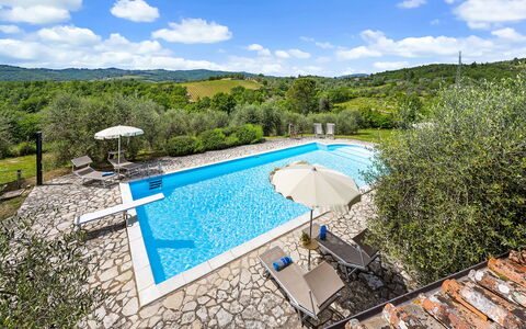 San Sano Retreat, Chianti Vineyard Views & Diving: Blau, Schwimmbad, Resort, Gartenmöbel, Eco Hotel, Sonnenliege, Villa, Thermae, Bauernhaus, Ferienort