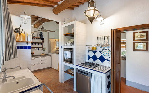 San Sano Retreat, Chianti Vineyard Views & Diving: Flooring, Interior Design, Möbel, Küche, Decke, Fussboden, Zuhause, Beleuchtung, Countertop, Zimmer