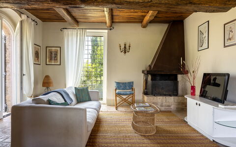 Il Casale al Colle, Private Garden, Hills View: Möbel, Interior Design, Flooring, Wand, Couch, Fussboden, Holz, Wohnzimmer, Zimmer, Zuhause