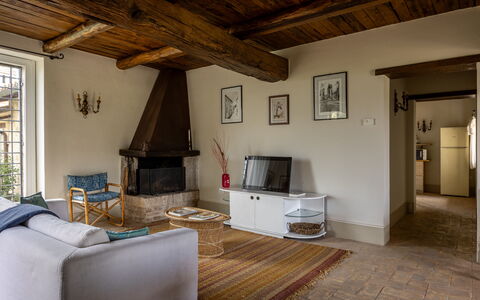 Il Casale al Colle, Private Garden, Hills View: Möbel, Flooring, Interior Design, Wand, Fussboden, Holz, Decke, Zimmer, Wohnzimmer, Holzboden