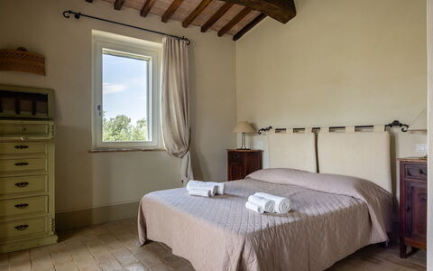 Il Casale al Colle, Private Garden, Hills View: Möbel, Zuhause, Bett, Schlafzimmer, Hartholz, Linens, Bettrahmen, Bedding, Holzbeize, Bettdecke