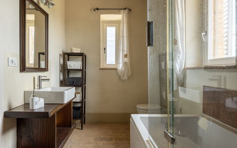 Il Casale al Colle, Private Garden, Hills View: Badezimmer, Interior Design, Flooring, Armatur, Wand, Fussboden, Bad Sink, Sinken, Decke, Spiegel