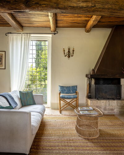 Il Casale al Colle, Private Garden, Hills View: Möbel, Interior Design, Flooring, Wand, Couch, Fussboden, Holz, Wohnzimmer, Zimmer, Zuhause